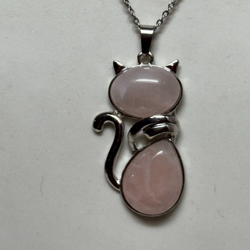 Rose Quartz gemstone cat pendant on necklace, NWOT